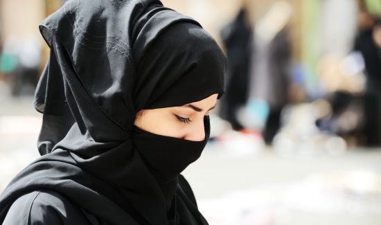 female wear niqab